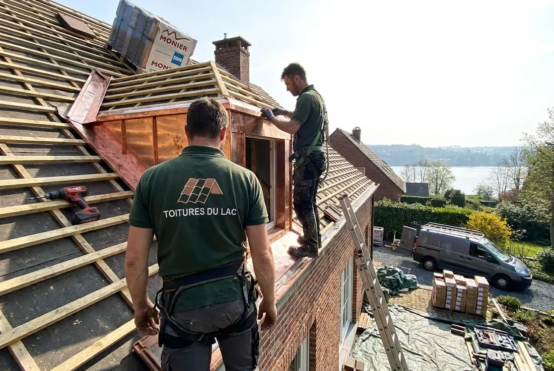 Couvreurs Toitures du Lac habillant une lucarne de cuivre sur un toit latté